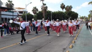 COMUNIDAD UNIVERSITARIA DE LA UTLP PARTICIPA EN EL DESFILE CÍVICO MILITAR DEL 20 DE NOVIEMBRE